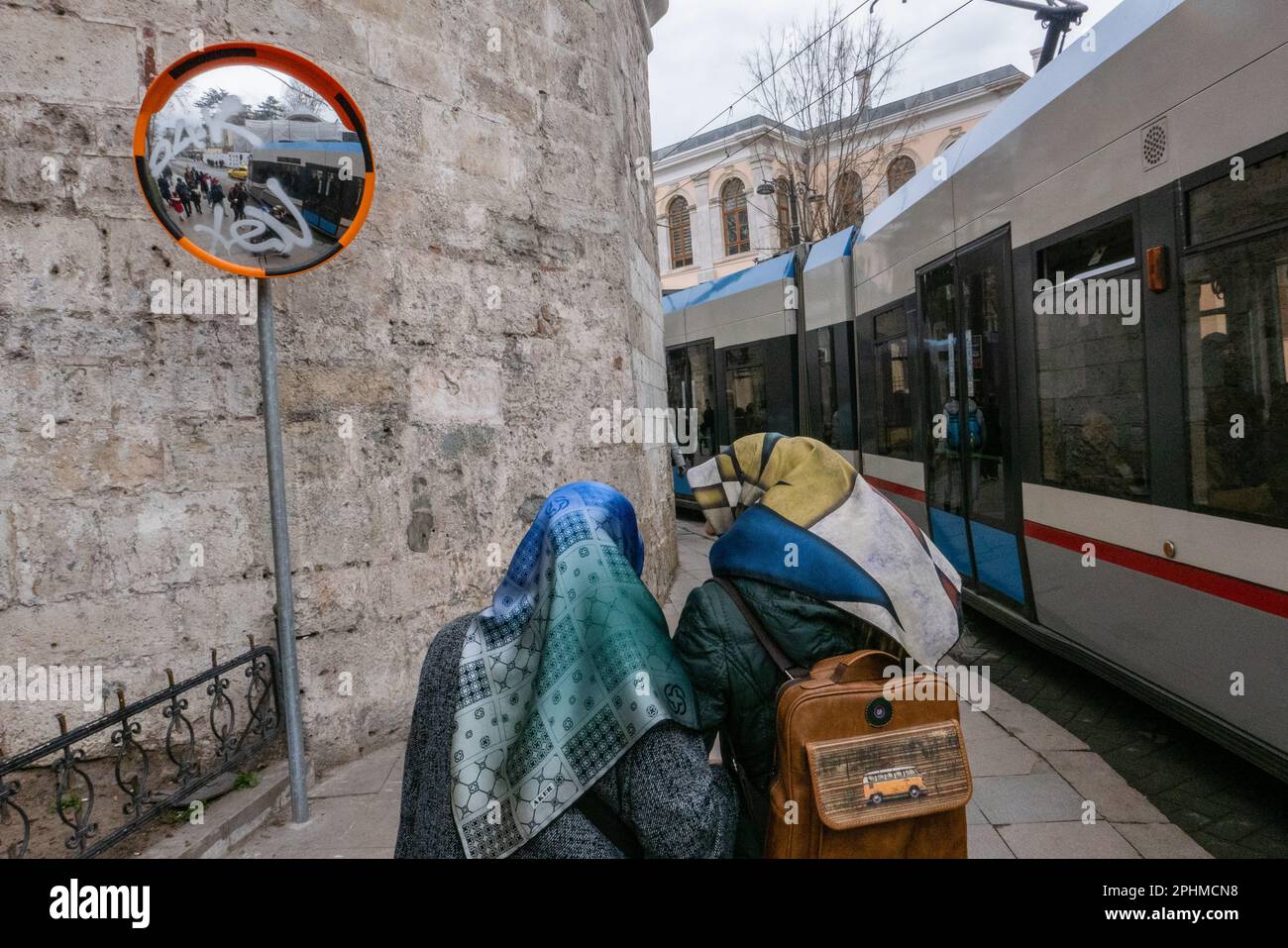 Zwei Damen mit Kopftuch laufen am 5. April 2023 neben der U-Bahn-Linie Istanbul im Stadtzentrum von Istanbul in der Türkei. Kredit: SMP News / Alamy Live Stockfoto