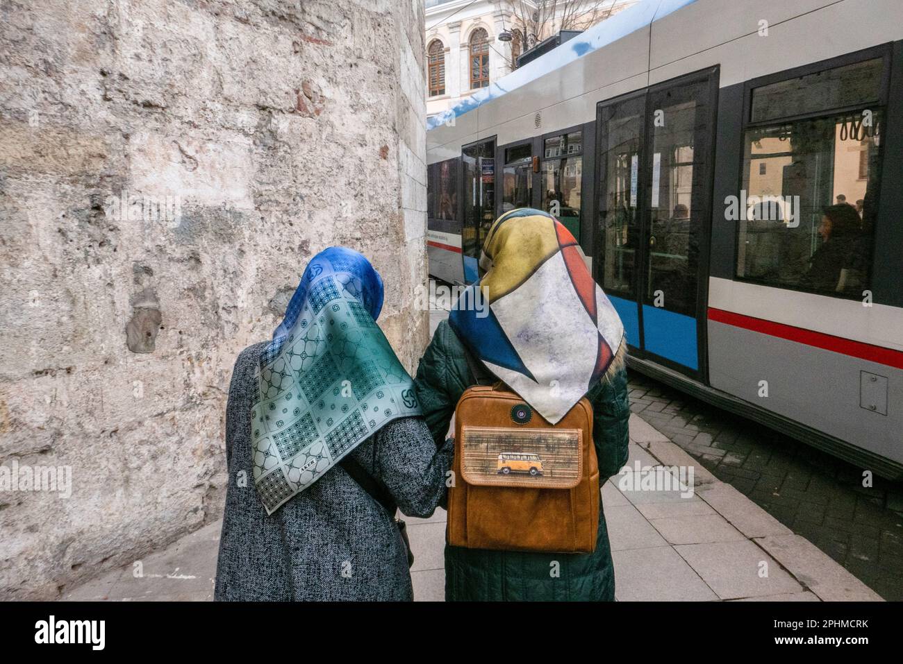 Zwei Damen mit Kopftuch laufen am 5. April 2023 neben der U-Bahn-Linie Istanbul im Stadtzentrum von Istanbul in der Türkei. Kredit: SMP News / Alamy Live Stockfoto