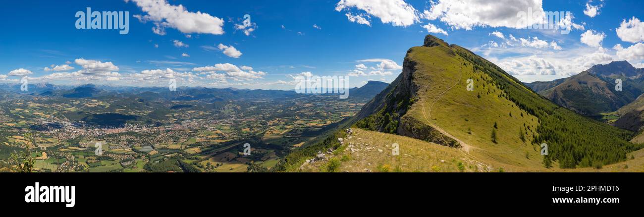 Panoramablick im Sommer auf Charance Peak und die Stadt Gap in den Hautes-Alpes. Französische Alpen, Frankreich Stockfoto