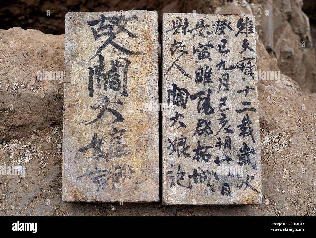 (230329) -- SHANGQIU, 29. März 2023 (Xinhua) -- Dieses Foto wurde am 25. März 2023 aufgenommen und zeigt Epitaphen, die aus einem Grab der Tang-Dynastie (618-907) am Standort Songguogucheng stammen, oder die antiken Ruinen des Staates Song im Frühling und Herbst (770-476 v. Chr.) in Shangqiu, der zentralchinesischen Provinz Henan. Archäologen in der Provinz Henan in Zentralchina haben sechs Gräber aus der Tang-Dynastie zwischen zwei begrabenen alten Stadtmauern in verschiedenen Tiefen entdeckt, die Licht auf uralte Stätten mit mehreren kulturellen Schichten im Gelben Flussbecken werfen. FÜR die Tang-Dynastie Stockfoto