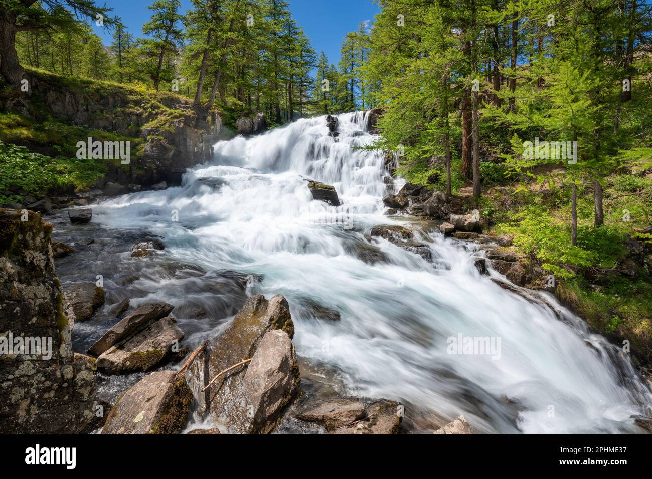 Fontcouverte Wasserfall im Claree Valley im Sommer. Hautes Alpes (Cerces Massif), Französische Alpen, Frankreich Stockfoto