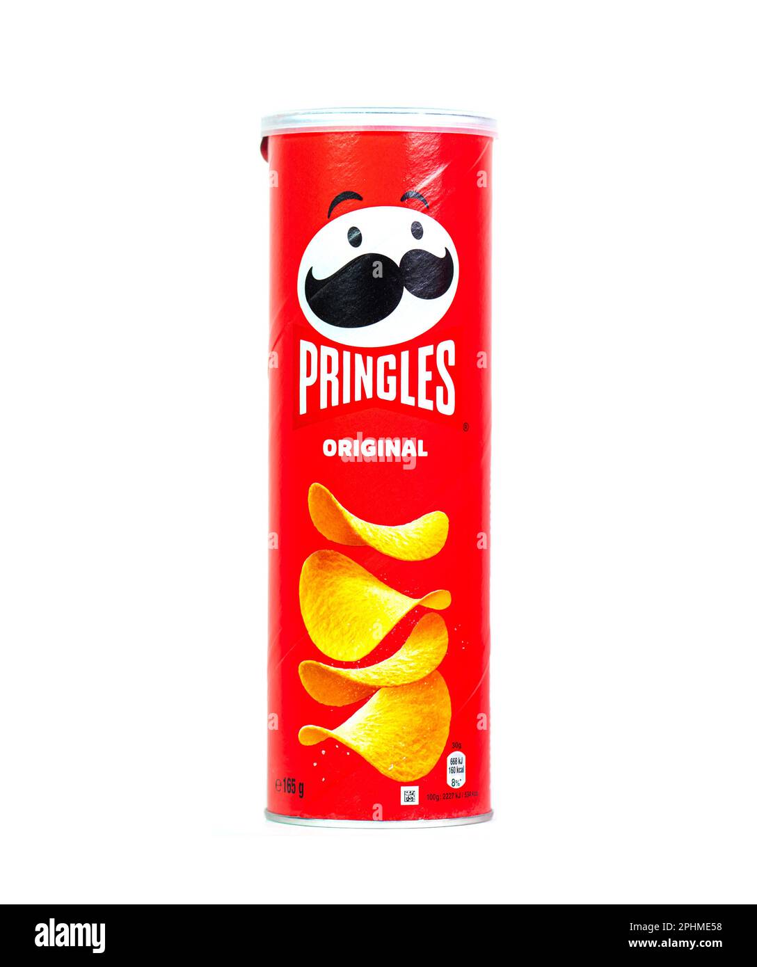 WARSCHAU - 05. MÄRZ: Rote lange Röhre mit Pringles-Logo, ursprünglicher Geschmack isoliert auf Weiß in Warschau am 05. März. 2023 in Polen. Pringles ist ein Amerikaner Stockfoto