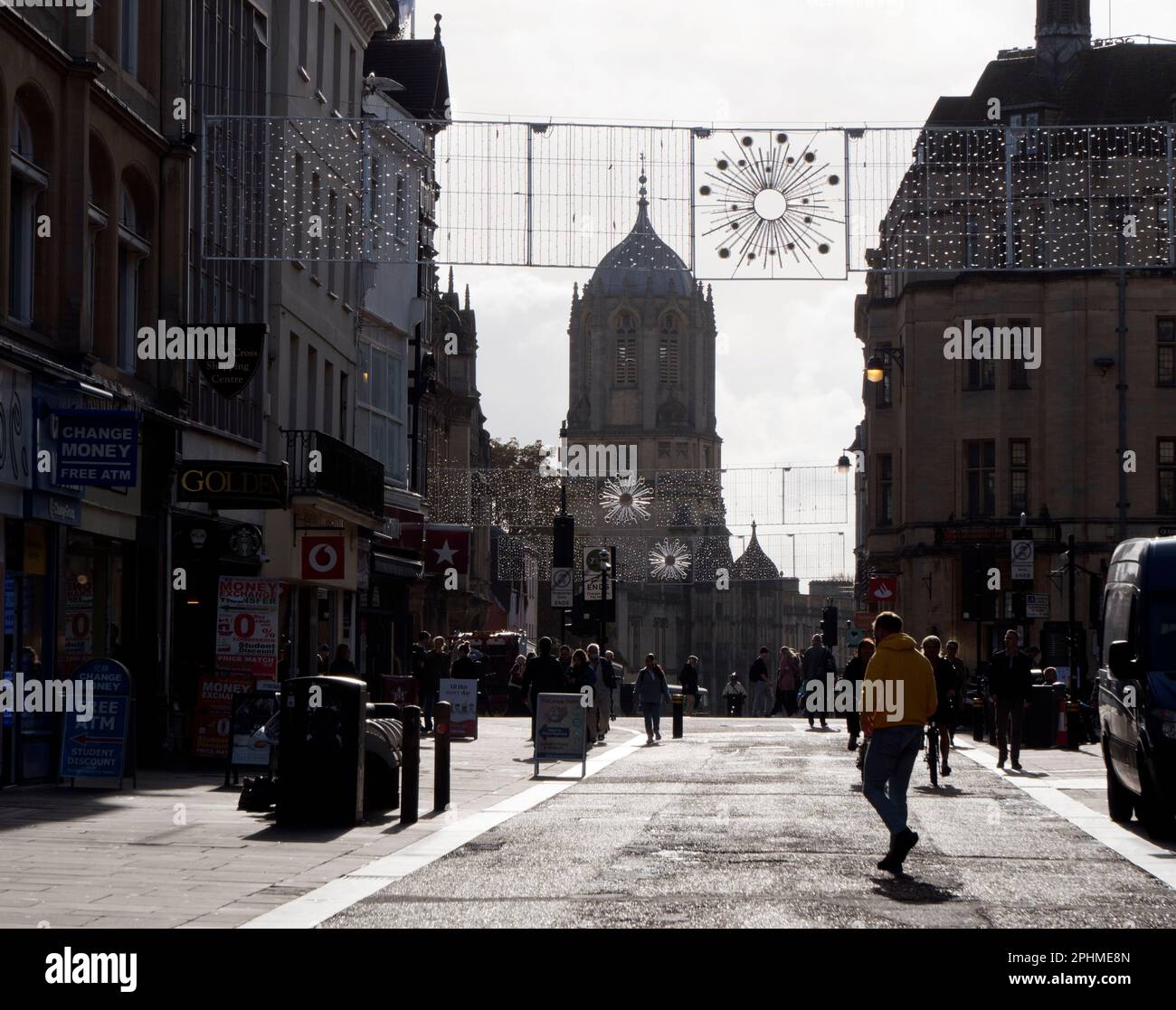 Von der Oxford Cornmarket Street - wo der mittelalterliche Maismarkt stand - sehen wir diese seltsame Nebenwirkung von Weihnachtsdekoration und Stockfoto