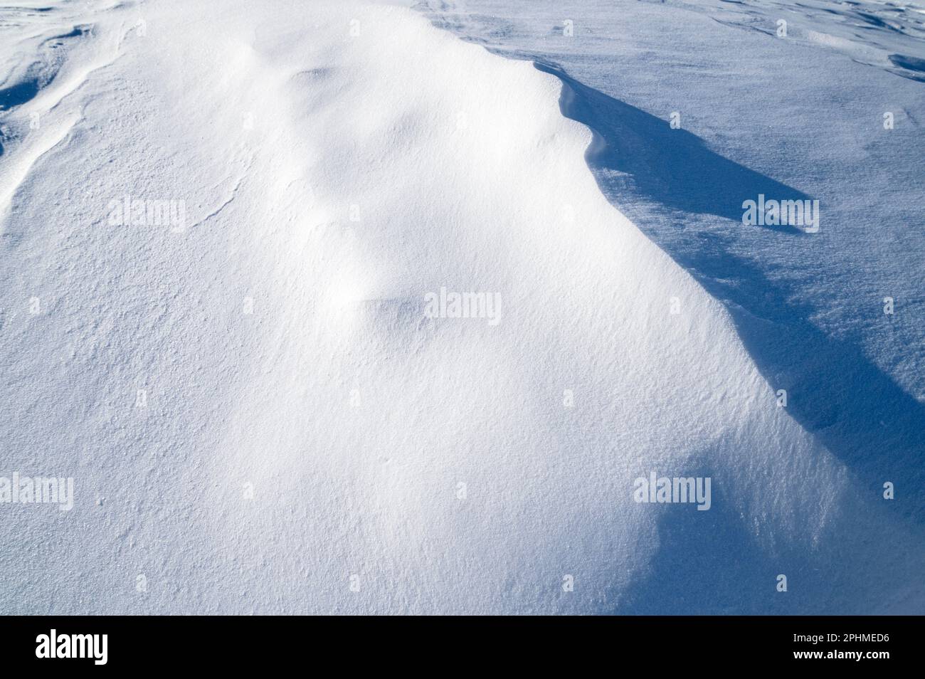Glitzernder Schneeverwehung mit eisiger Oberfläche als Textur oder Hintergrund, Platz für Text Stockfoto