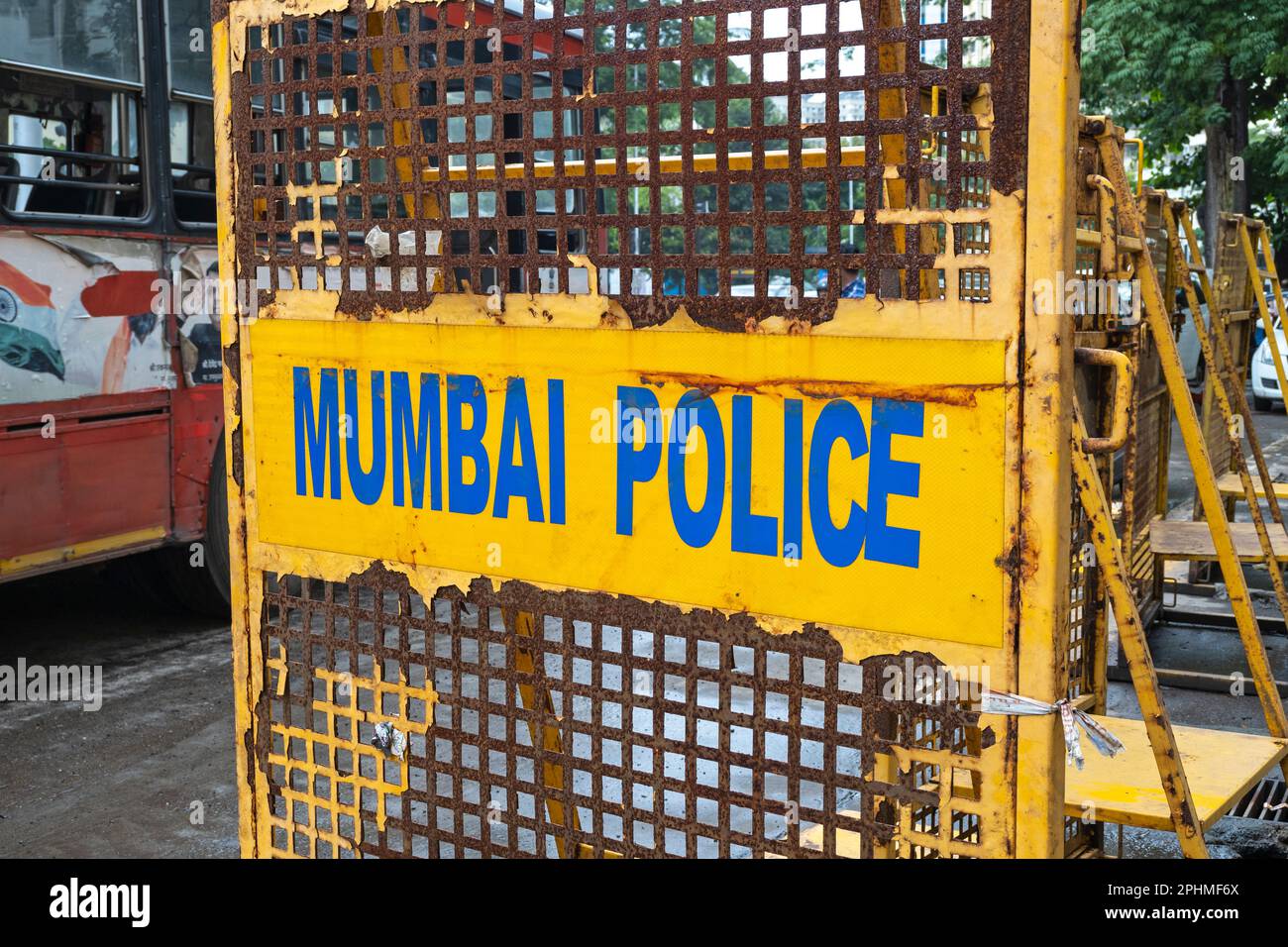 MUMBAI - 22. SEPTEMBER: Altes Mumbai-Straßenverkehrsschild in Mumbai am 22. September. 2022 in Indien Stockfoto