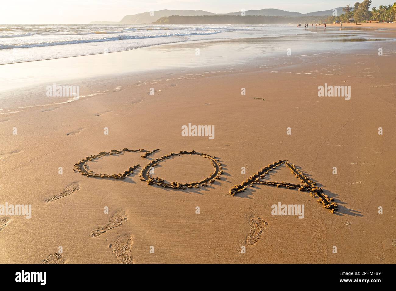 GOA Word auf sandiger Oberfläche, Sommerstrand mit Ozeanküste Stockfoto