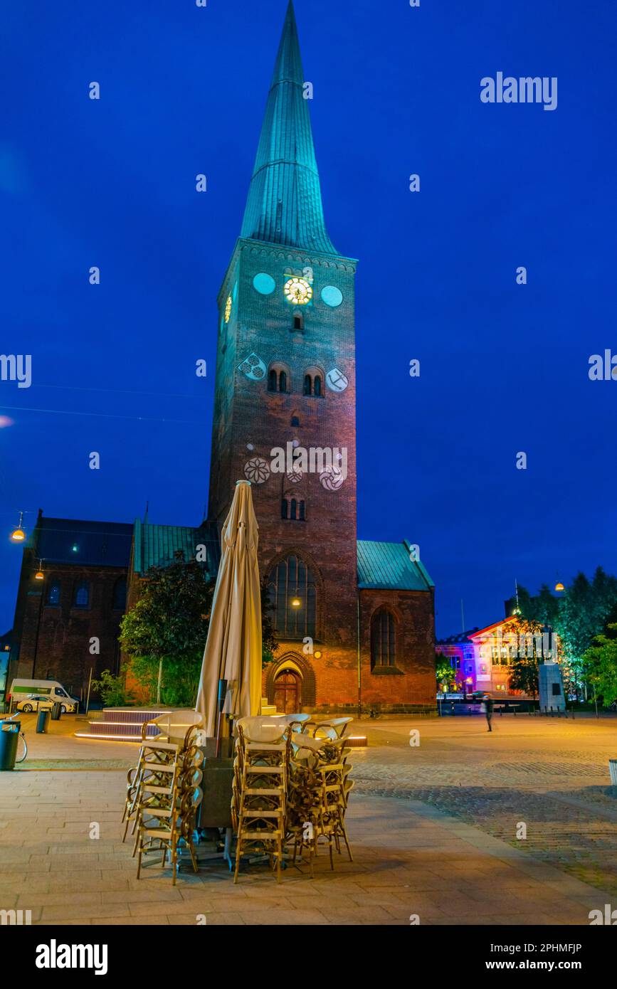 Nachtsicht auf die Aarhus-Kathedrale in Dänemark. Stockfoto