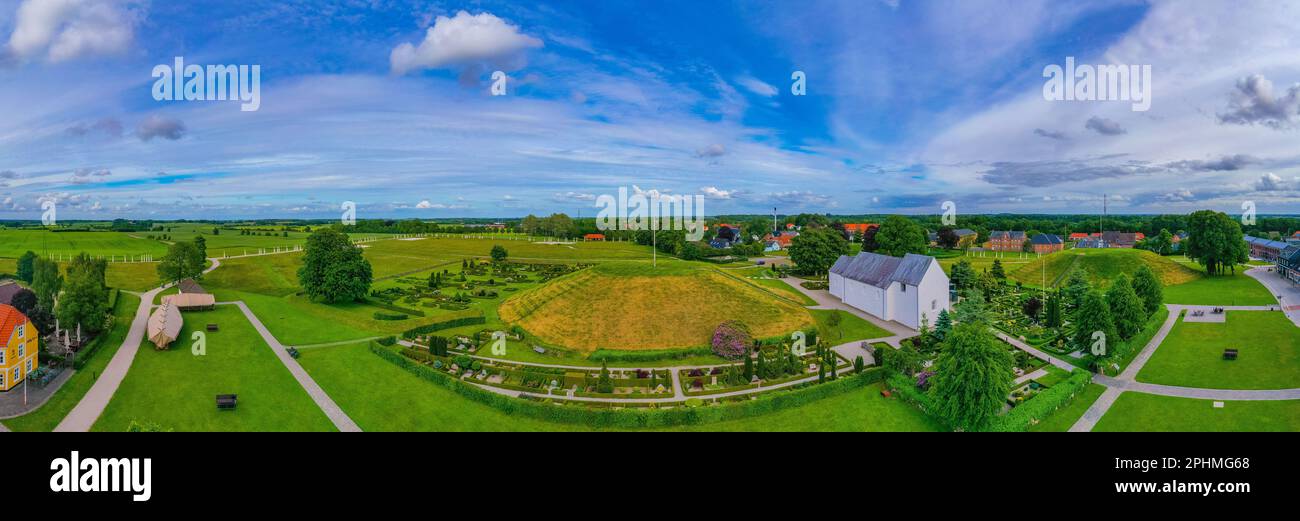 Panoramablick auf Jelling-Grabhügel in Dänemark. Stockfoto