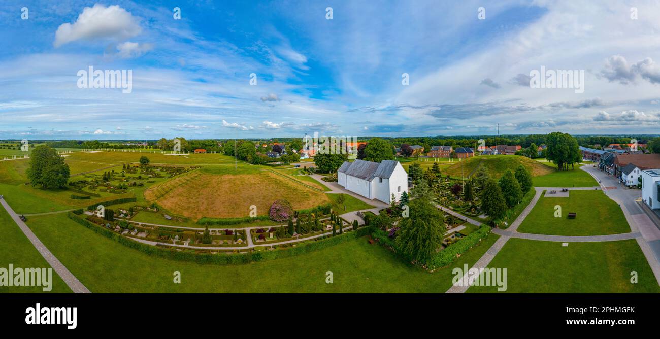 Panoramablick auf Jelling-Grabhügel in Dänemark. Stockfoto