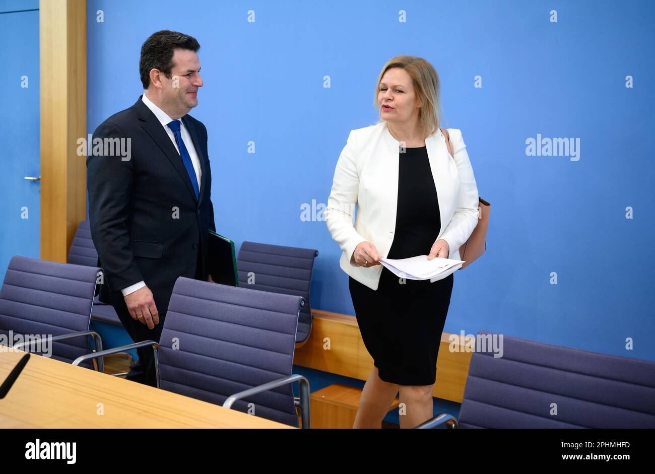 Berlin, Deutschland. 29. März 2023. Nancy Faeser (SPD, r), Bundesministerin für Inneres und Inneres, und Hubertus Heil (SPD), Bundesministerin für Arbeit und Soziales, kommen nach der Kabinettssitzung zu einer Pressekonferenz über den Entwurf der Regierung für das neue Gesetz über die Einwanderung qualifizierter Arbeitnehmer. Kredit: Bernd von Jutrczenka/dpa/Alamy Live News Stockfoto