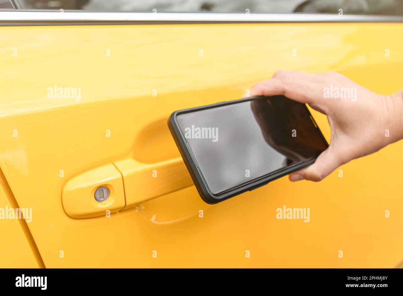 Konzeptbild der Entriegelung von Autotüren mit Mobiltelefon-App mit drahtloser NFC-Technologie Stockfoto