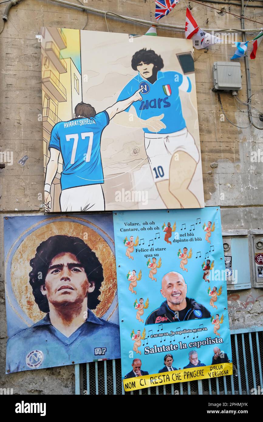 Im Bezirk Quartieri Spagnoli sind Rahmen zu sehen, die Khvicha Kvaratskhelia und Diego Armando Maradona darstellen. Stockfoto