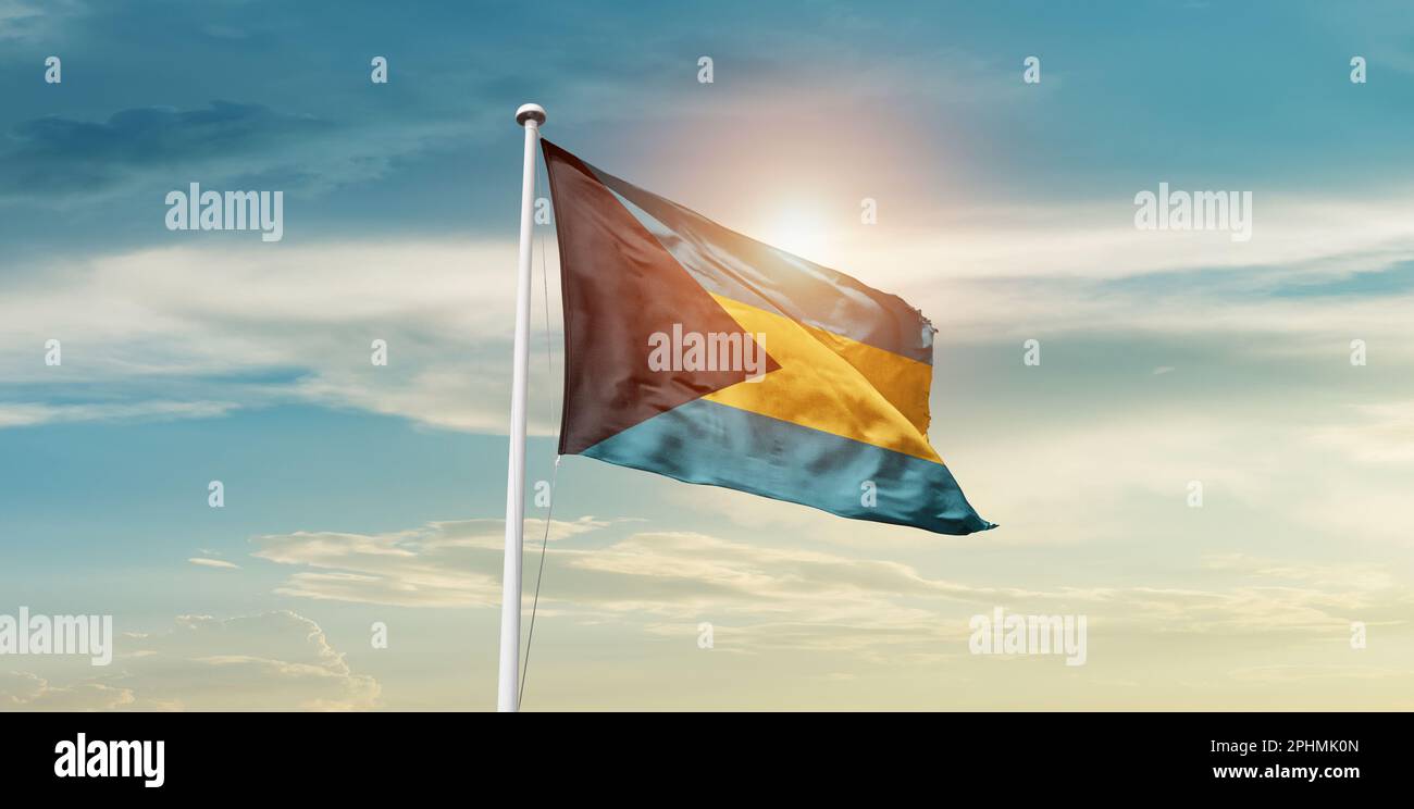 Die Bahamas schwenken die Flagge am wunderschönen Himmel. Stockfoto