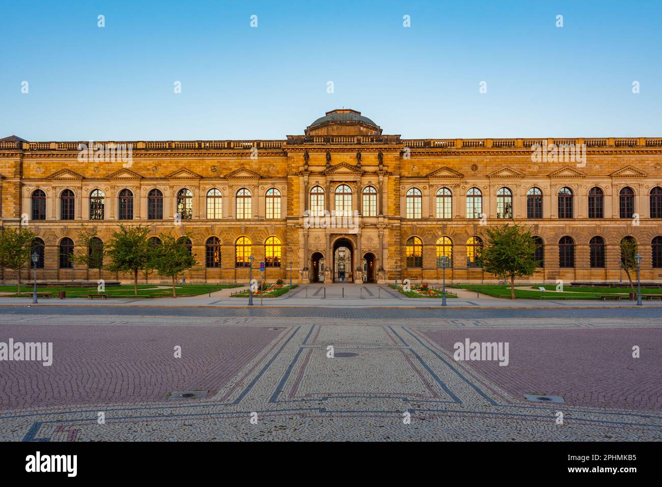 Der Zwinger-Palast während des Sonnenaufgangs in Dresden. Stockfoto