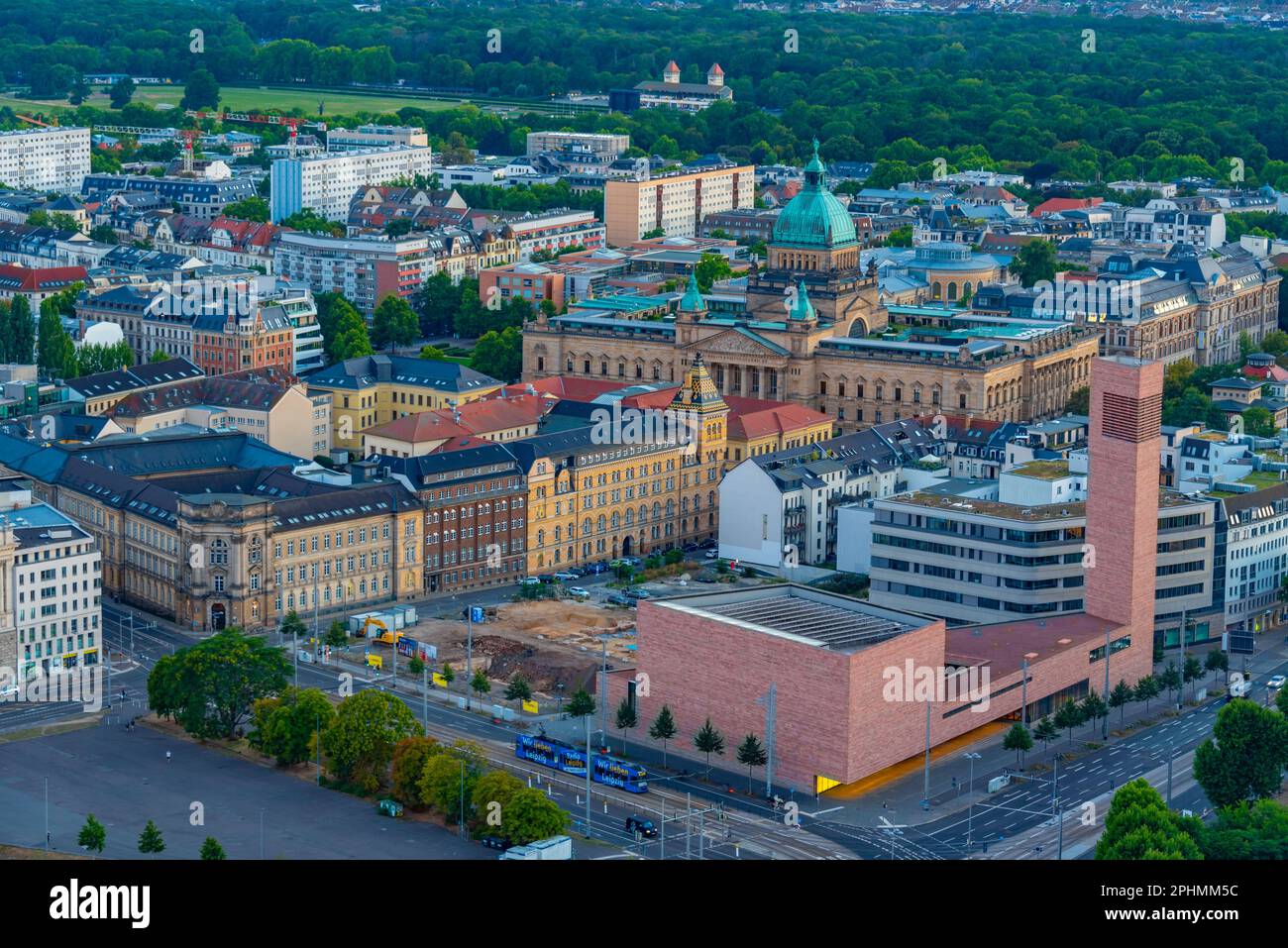 Panoramablick auf den Sonnenuntergang des Bundesverwaltungsgerichts und seiner Nachbarschaft in Leipzig. Stockfoto