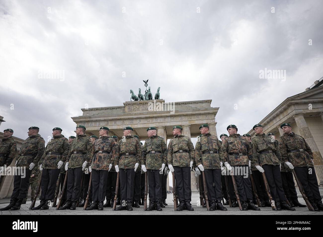 Berlin, Deutschland. 29. März 2023. Vor dem Brandenburger Tor stehen Soldaten, um den britischen König Karl III. Mit militärischen Ehren zu empfangen. Vor seiner Krönung im Mai 2023 werden der britische König und seine königliche Frau Deutschland für drei Tage besuchen. Kredit: Michael Kappeler/dpa/Alamy Live News Stockfoto