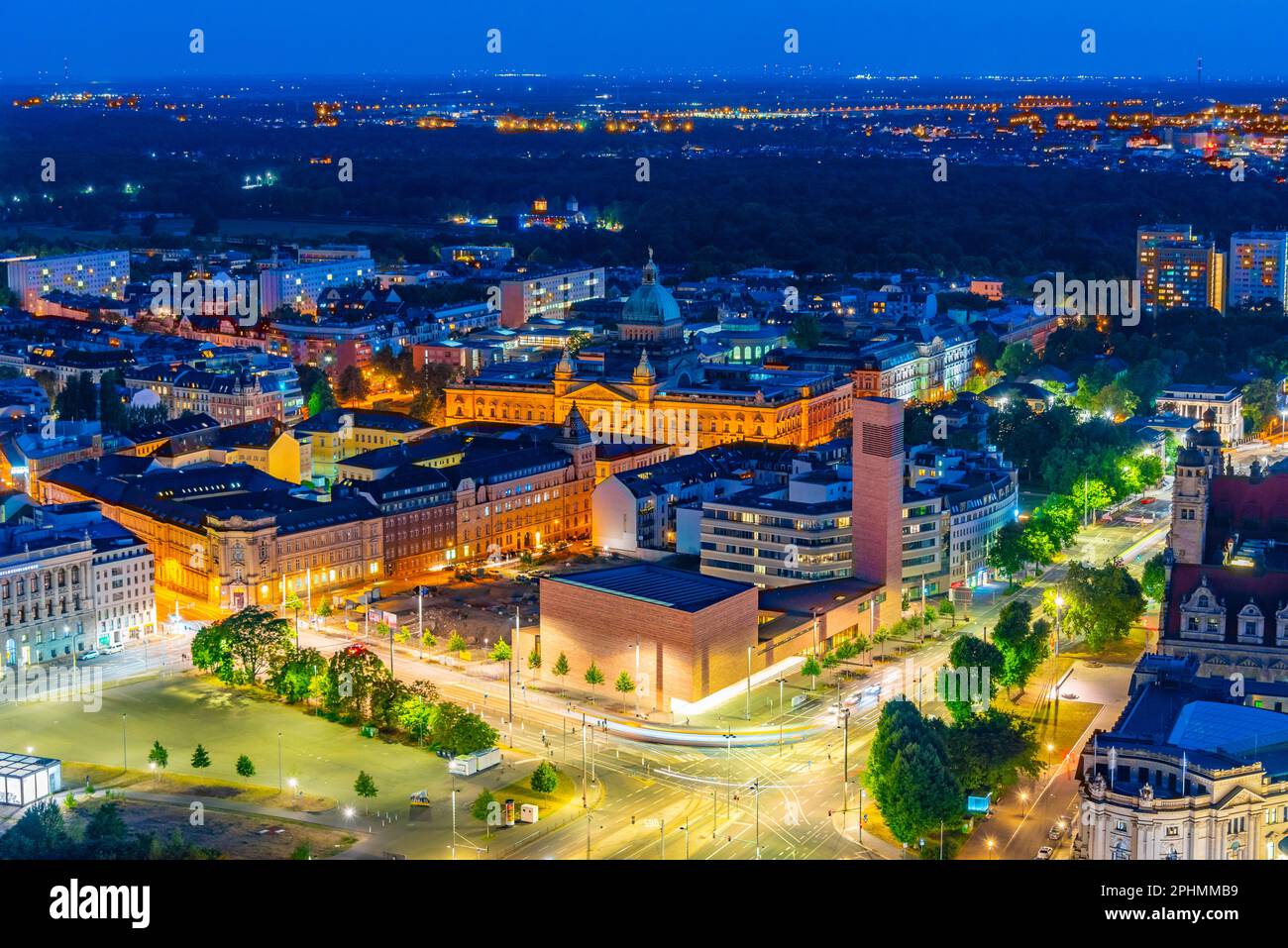 Panoramablick auf den Sonnenuntergang des Bundesverwaltungsgerichts und seiner Nachbarschaft in Leipzig. Stockfoto