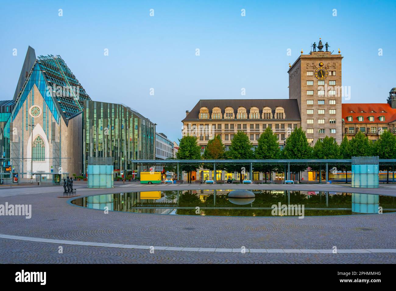 Sonnenaufgangsblick an der Universität Leipzig in Deutschland. Stockfoto
