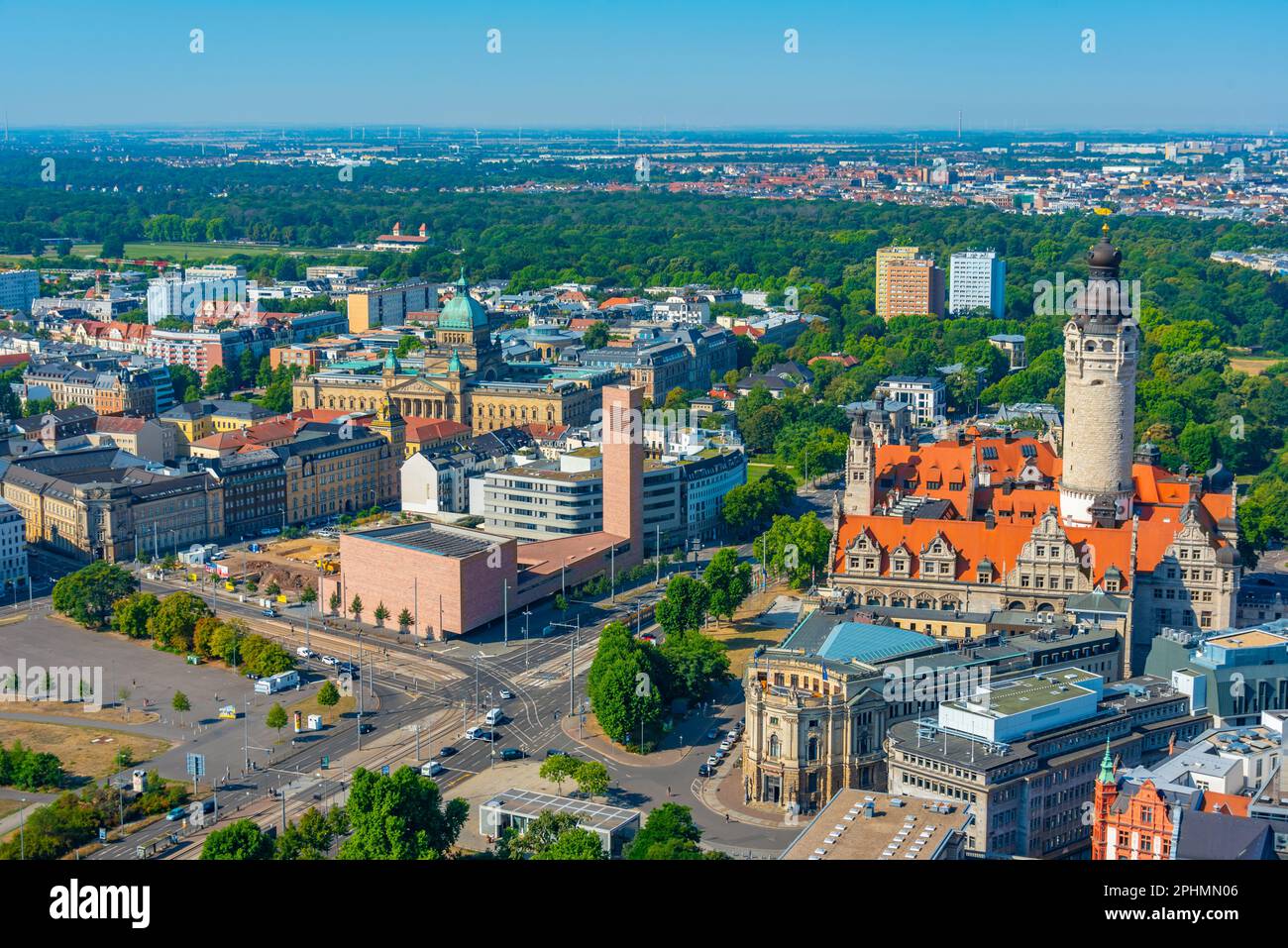 Panoramablick auf das neue Rathaus und das Stadtviertel Leipzig. Stockfoto