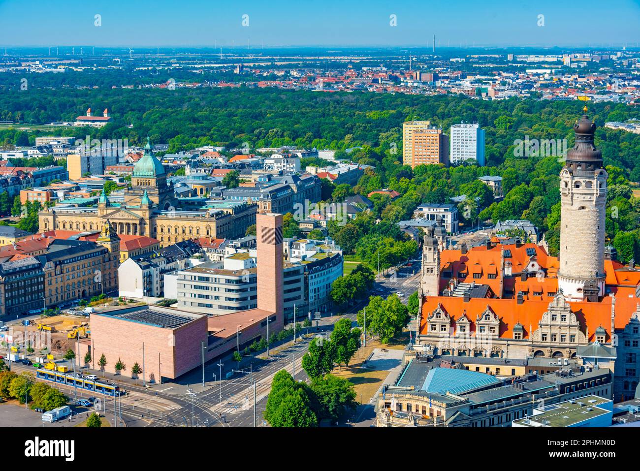 Panoramablick auf das neue Rathaus und das Stadtviertel Leipzig. Stockfoto