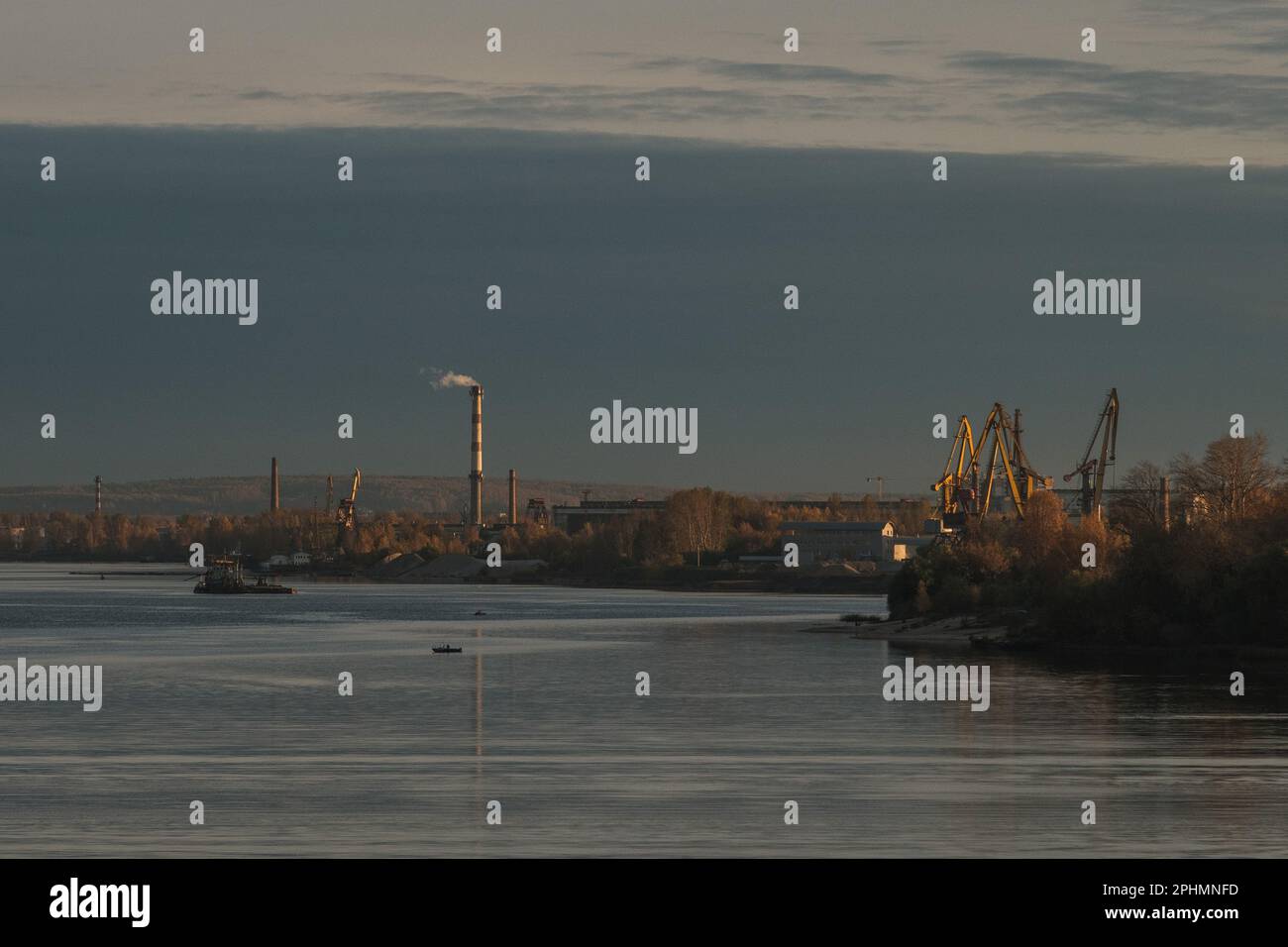 Frachthafen auf der Wolga bei Yaroslavl Stockfoto