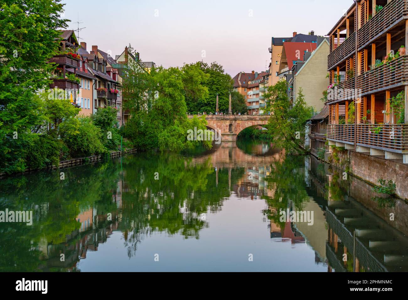 Farbenfrohe Häuser am Ufer des Flusses Pegnitz in Zentral-Nürnberg. Stockfoto