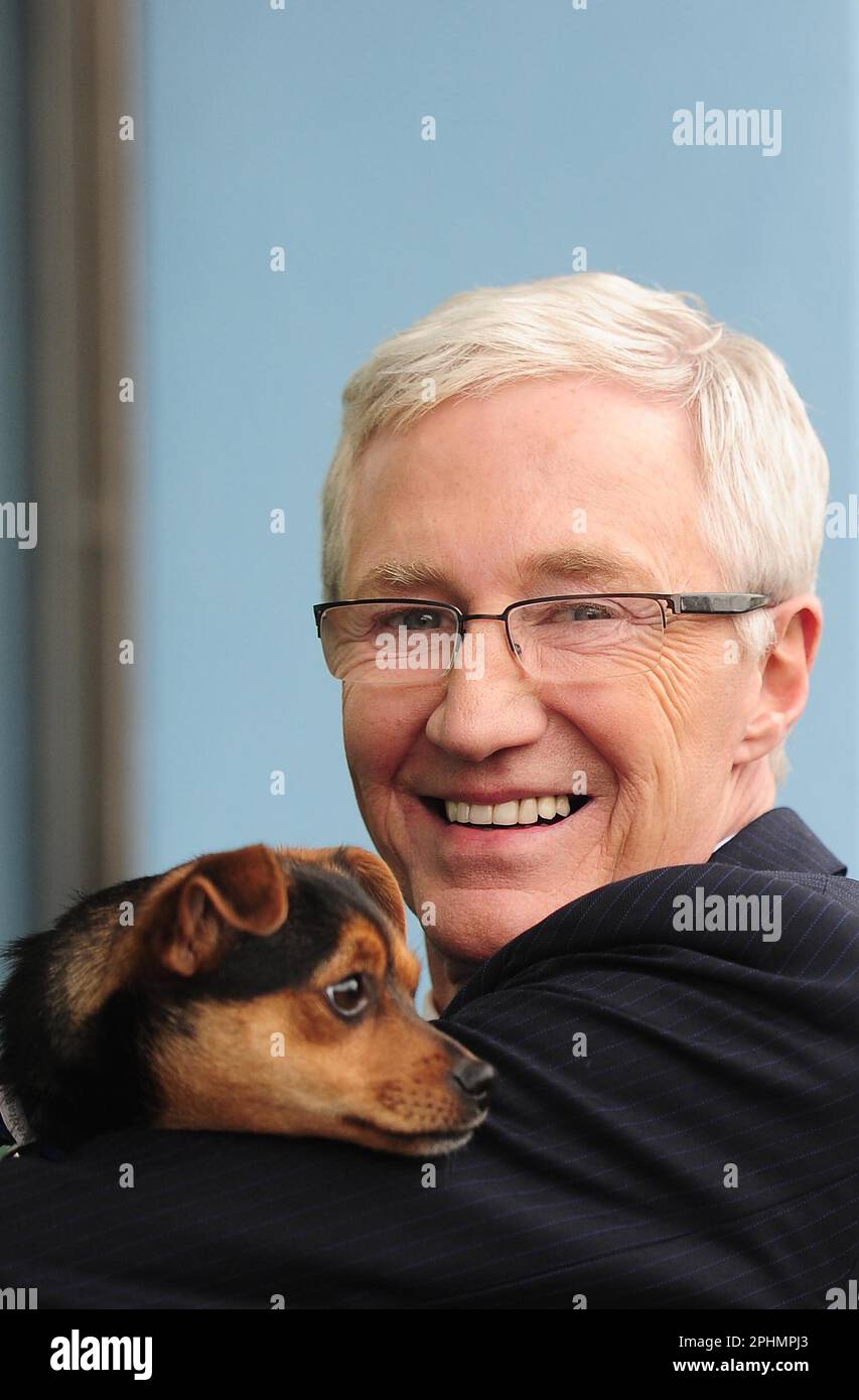 Bild von Simon Wilkinson/SWpix.com - 17/03/2015 - Battersea Dog ( dogs ) and Cats Home - Visit of her Majesty the Queen and his Royal Hohness Prince Philip Duke of Edinburgh Copyright Bild - Simon Wilkinson - simon@swpix.com Paul O'Grady Stockfoto