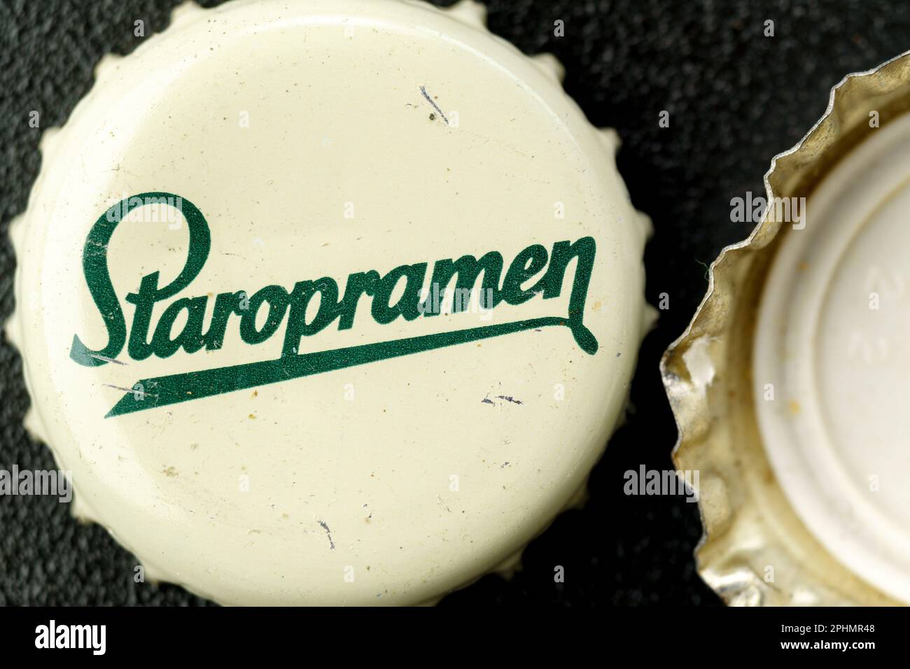 Tyumen, Russland – 15. Februar 2023: Nahaufnahme des Staropramen-Flaschendeckels mit altem Bierlogo. Prag ist die zweitgrößte Brauerei in der Tschechischen Republik. Stockfoto