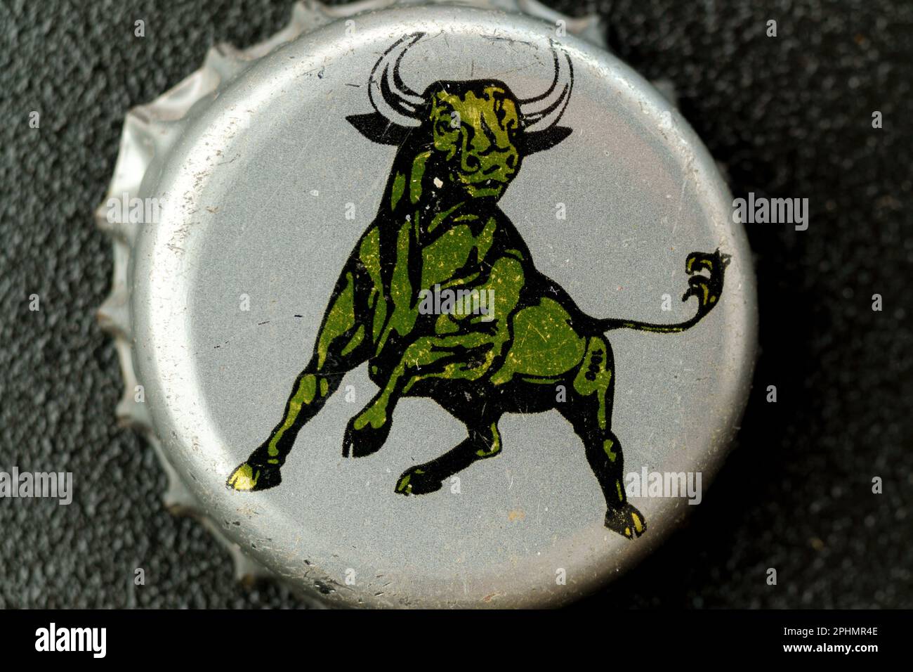 Tjumen, Russland15. Februar 2023 Deckel einer Glasflasche mit dem Bild eines Bullen, roter Tjumen, Russland15. Februar 2023 Deckel einer Glasflasche mit dem Bild eines Bullen, roter