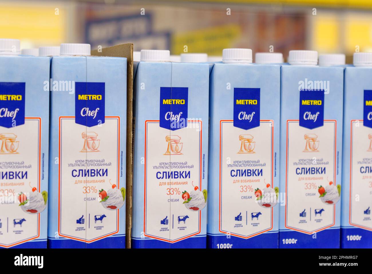 Tyumen, Russland – 25. Februar 2023: Shop Metro Chef Creme. Die Metro Group ist durch 2.200 Einkaufszentren in 31 Ländern der Welt vertreten Stockfoto