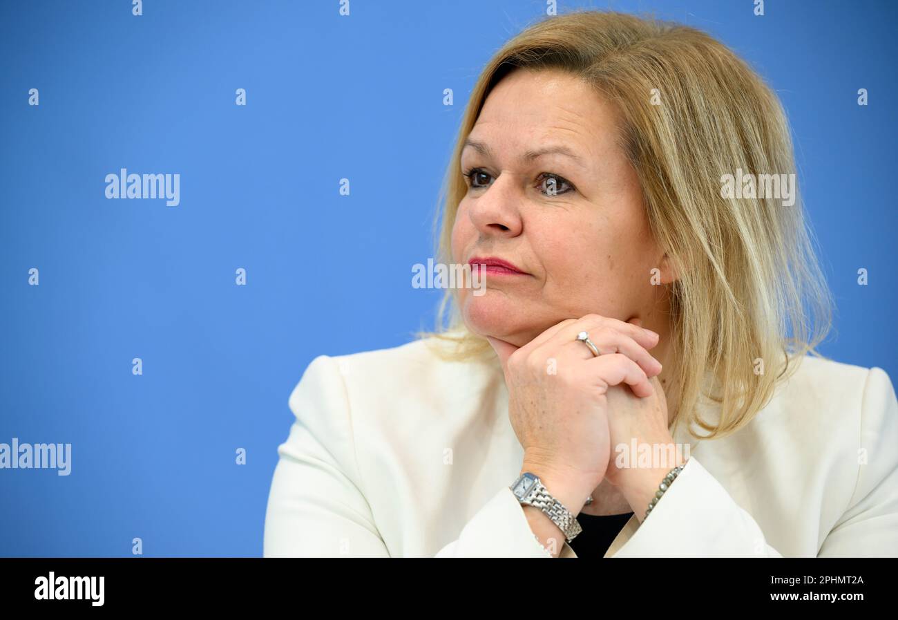 Berlin, Deutschland. 29. März 2023. Nancy Faeser (SPD), Bundesministerin für Inneres und Inneres, nimmt an einer Pressekonferenz mit Arbeitsminister Heil Teil, nachdem das Bundeskabinett über den Entwurf des neuen Gesetzes über die Zuwanderung qualifizierter Arbeitnehmer durch die Regierung zusammengetreten ist. Kredit: Bernd von Jutrczenka/dpa/Alamy Live News Stockfoto