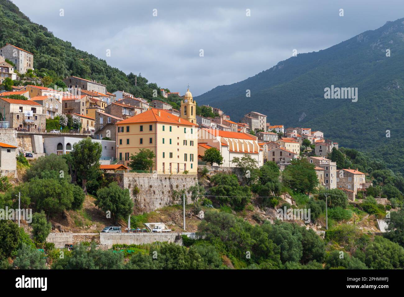 Olmeto Stadt an einem Sommertag. Landschaftsfoto mit alten Steinhäusern und dem Glockenturm. Departement Corse-du-Sud Frankreichs auf der Insel Korsika Stockfoto