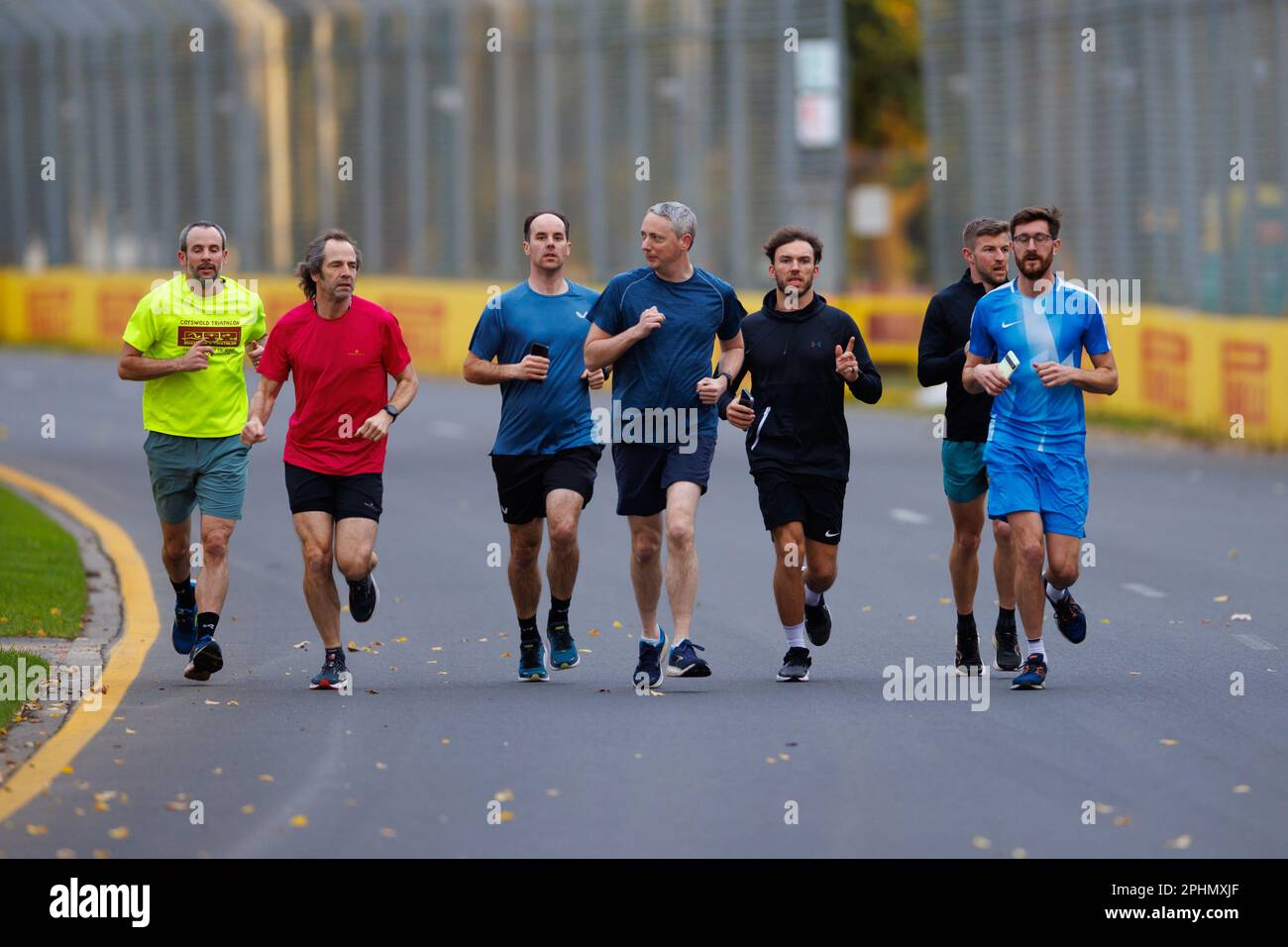 Albert Park, 29. März 2023 Pierre Gasly (FRA) des Teams Alpine zusammen mit seinem Team Jogs auf der Albert Park Street-Rennstrecke vor der australischen Formel 1 Grand Prix Corleve/Alamy Live News 2023 Stockfoto