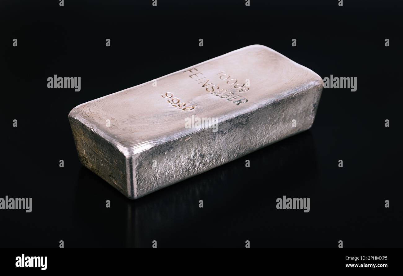 Ein Kilogramm Silberbarren, 32,15 Unzen. Goldbarren aus raffiniertem Silber. Traditionelle Art der Investition in Edelmetalle. Echtes Geld. Stockfoto