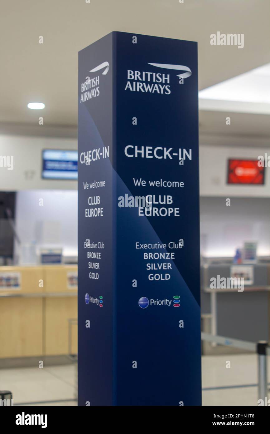1. November 2022 Ein großer Ausstellungsstand für den Express-Check-in-Schalter von Brtish Airways am Flughafen Belfast City in Nordirland Stockfoto