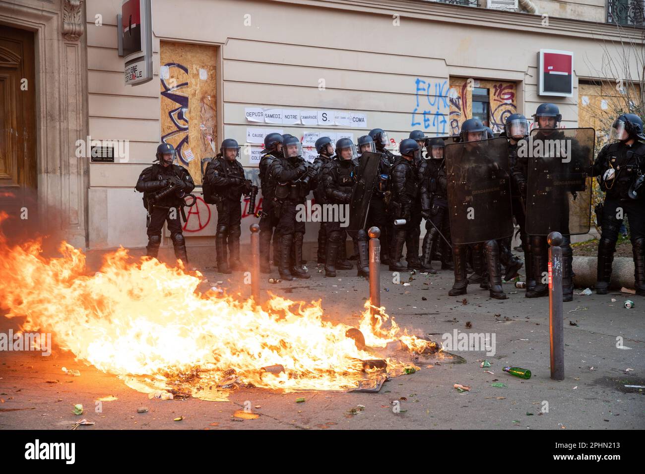 PARIS, Frankreich. 28. März 2023. Massendemonstrationen in Paris über die Rentenreform. Präsident Macron will ein Gesetz einführen, mit dem das Rentenalter von 62 auf 64 angehoben wird. Kredit: Lucy North/Alamy Live News Stockfoto