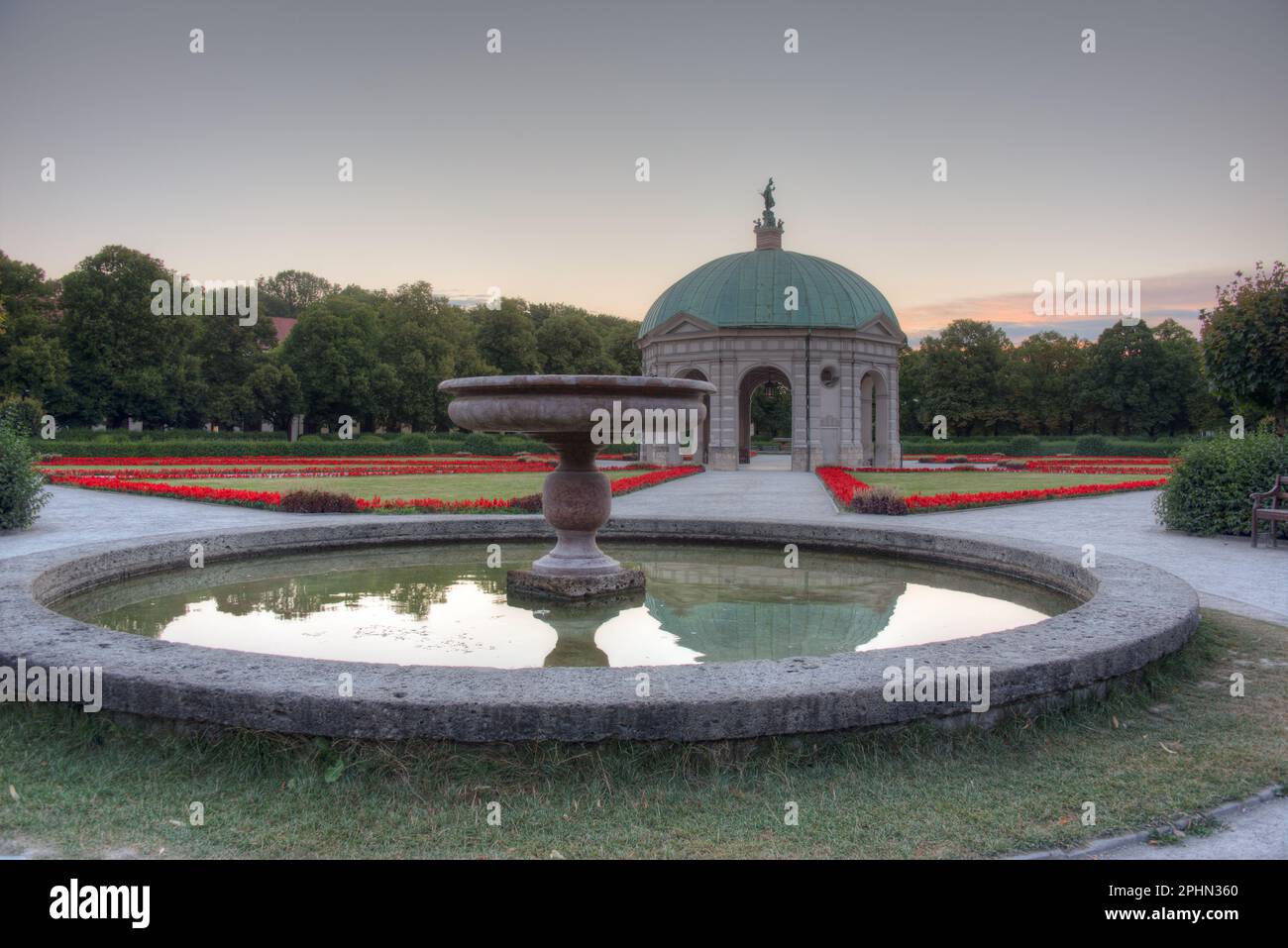 Sonnenaufgang auf den Diana-Tempel in der deutschen Stadt München. Stockfoto