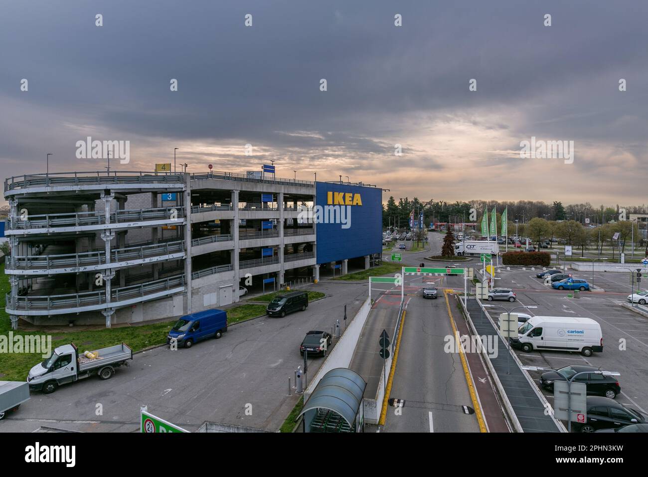 Carugate, Italien - 2023. märz - Panoramablick auf das Ikea-Geschäft Stockfoto