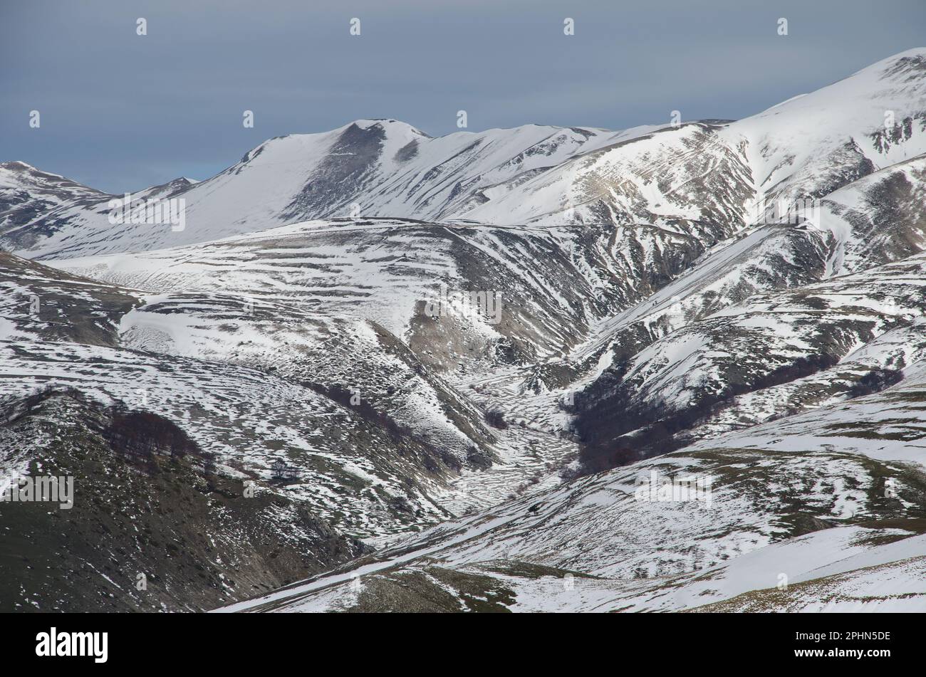 Panoramablick auf den Nationalpark der schneebedeckten sibillini-Berge Stockfoto