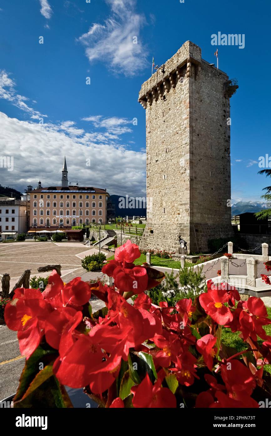 Enego: Der mittelalterliche Scaliger Tower und der Dorfplatz. Sette Comuni, Vicenza, Veneto, Italien. Stockfoto