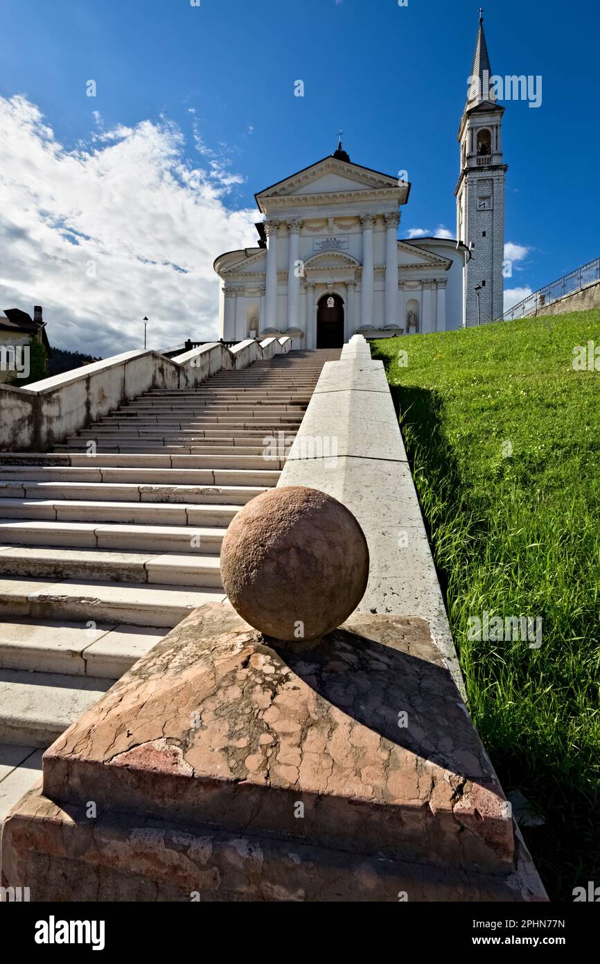 Die Erzpriesterkirche Santa Giustina Vergine e Martire ist als die Kathedrale von Enego bekannt. Sette Comuni, Venetien, Italien. Stockfoto