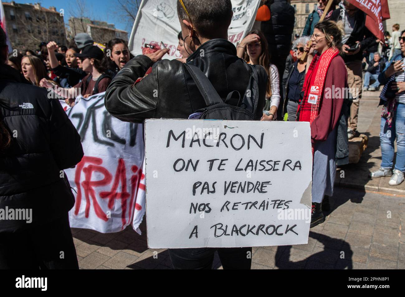 Marseille, Frankreich. 28. März 2023. Auf einem Plakat steht: "Macron, wir lassen Sie unsere Renten nicht an Blackrock verkaufen". Am zehnten Tag der nationalen Mobilisierung gegen die Rentenreform versammeln sich Demonstranten, die gegen die Rentenreform sind, um durch die Straßen von Marseille zu marschieren. Die Gewerkschaftsorganisatoren behaupteten, sie hätten 180.000 Personen zusammengebracht. Die Polizei sagte jedoch, dass sich nur 11.000 Demonstranten dem marsch in Marseille angeschlossen haben. (Foto: Laurent Coust/SOPA Images/Sipa USA) Guthaben: SIPA USA/Alamy Live News Stockfoto