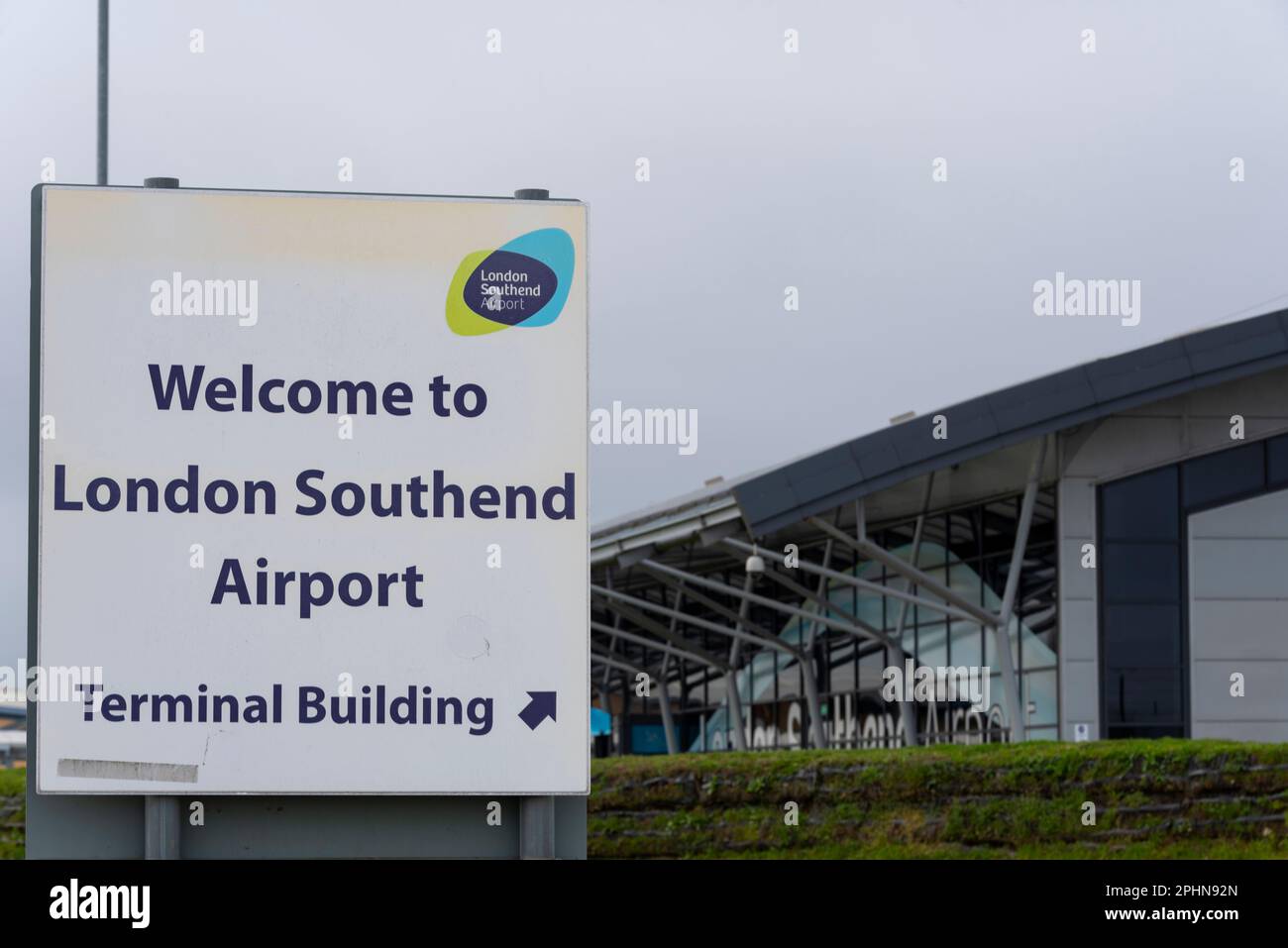 London Southend Airport Terminal Gebäude und Begrüßungsschild, Southend on SEA, Essex, Großbritannien Stockfoto