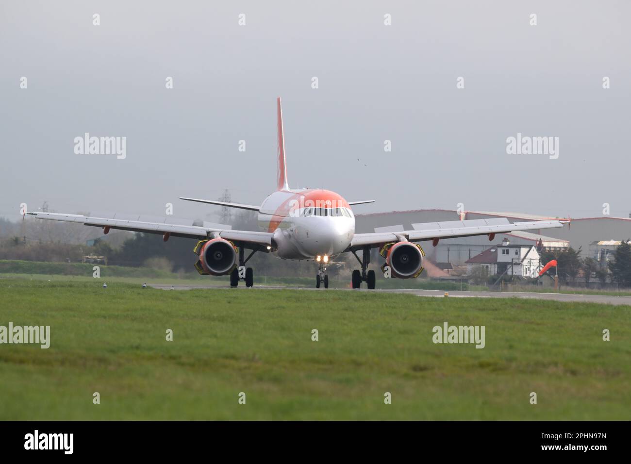 Southend auf Sea Essex, Großbritannien. 29. März 2023. Das erste easyJet-Flugzeug startete nach einer fast sechsmonatigen Pause von Southend. Die Fluggesellschaft kündigte ihre Basis am Flughafen Essex im August 2020, kehrte aber 2022 mit einer begrenzten Anzahl von Flügen bis Oktober 2022 zurück. Der Flug 09:20 nach Malaga beginnt eine neue Sommersaison mit Flügen nach Malaga Spanien, Faro Portugal, Palma de Mallorca Spanien und Amsterdam in den Niederlanden. Kredit: MARTIN DALTON/Alamy Live News Stockfoto