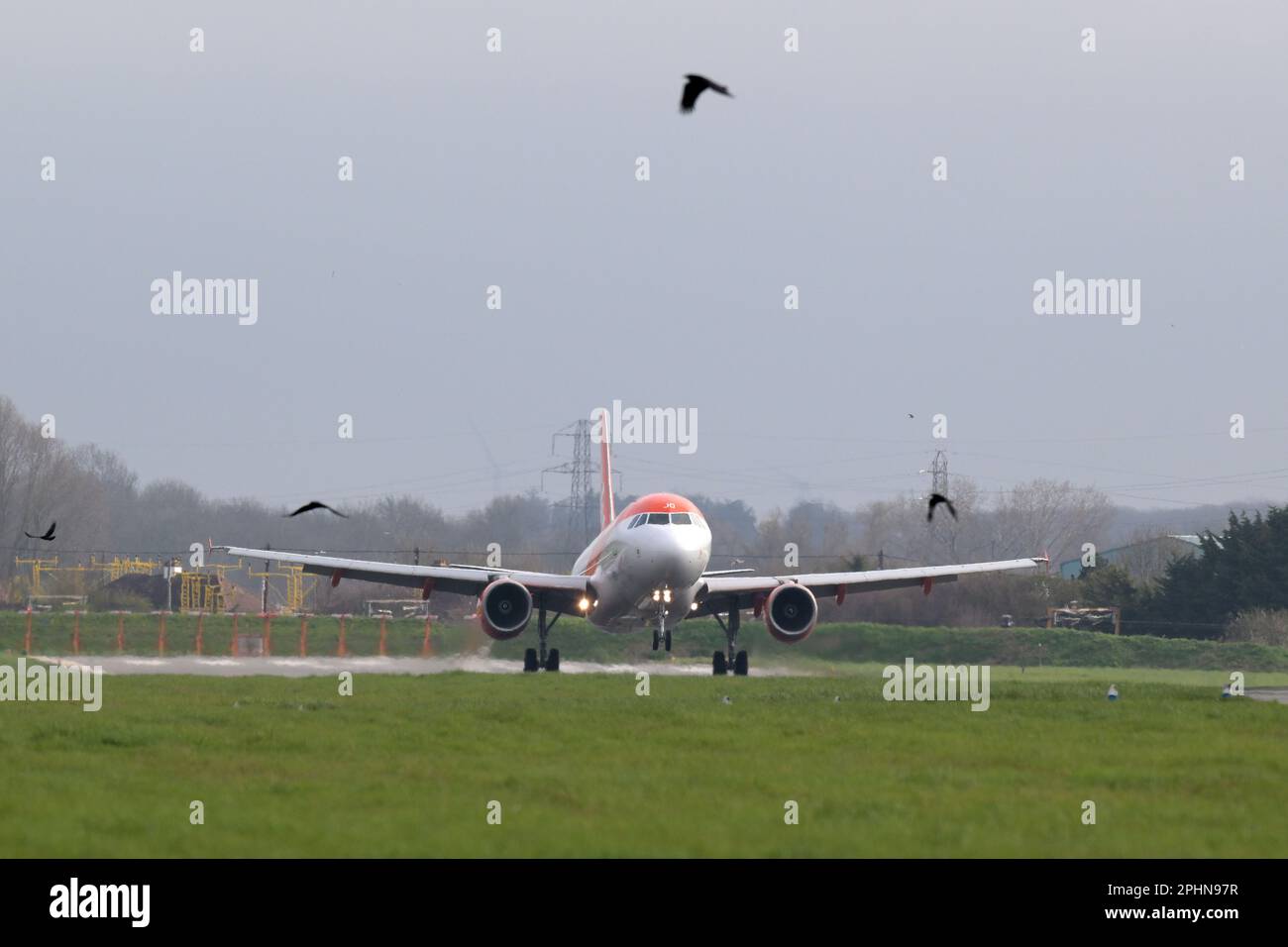 Southend auf Sea Essex, Großbritannien. 29. März 2023. Das erste easyJet-Flugzeug startete nach einer fast sechsmonatigen Pause von Southend. Die Fluggesellschaft kündigte ihre Basis am Flughafen Essex im August 2020, kehrte aber 2022 mit einer begrenzten Anzahl von Flügen bis Oktober 2022 zurück. Der Flug 09:20 nach Malaga beginnt eine neue Sommersaison mit Flügen nach Malaga Spanien, Faro Portugal, Palma de Mallorca Spanien und Amsterdam in den Niederlanden. Kredit: MARTIN DALTON/Alamy Live News Stockfoto