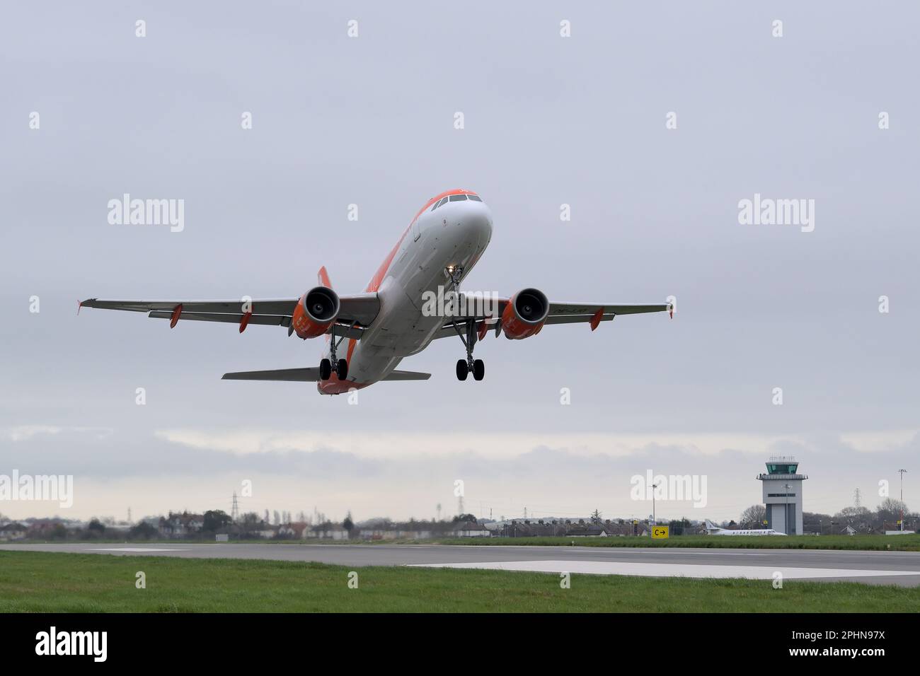 Southend auf Sea Essex, Großbritannien. 29. März 2023. Das erste easyJet-Flugzeug startete nach einer fast sechsmonatigen Pause von Southend. Die Fluggesellschaft kündigte ihre Basis am Flughafen Essex im August 2020, kehrte aber 2022 mit einer begrenzten Anzahl von Flügen bis Oktober 2022 zurück. Der Flug 09:20 nach Malaga beginnt eine neue Sommersaison mit Flügen nach Malaga Spanien, Faro Portugal, Palma de Mallorca Spanien und Amsterdam in den Niederlanden. Kredit: MARTIN DALTON/Alamy Live News Stockfoto