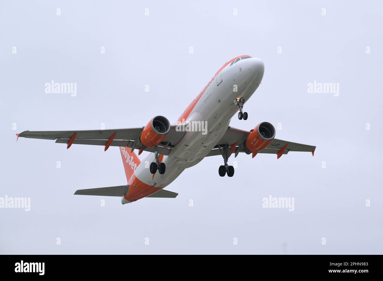 Southend auf Sea Essex, Großbritannien. 29. März 2023. Das erste easyJet-Flugzeug startete nach einer fast sechsmonatigen Pause von Southend. Die Fluggesellschaft kündigte ihre Basis am Flughafen Essex im August 2020, kehrte aber 2022 mit einer begrenzten Anzahl von Flügen bis Oktober 2022 zurück. Der Flug 09:20 nach Malaga beginnt eine neue Sommersaison mit Flügen nach Malaga Spanien, Faro Portugal, Palma de Mallorca Spanien und Amsterdam in den Niederlanden. Kredit: MARTIN DALTON/Alamy Live News Stockfoto