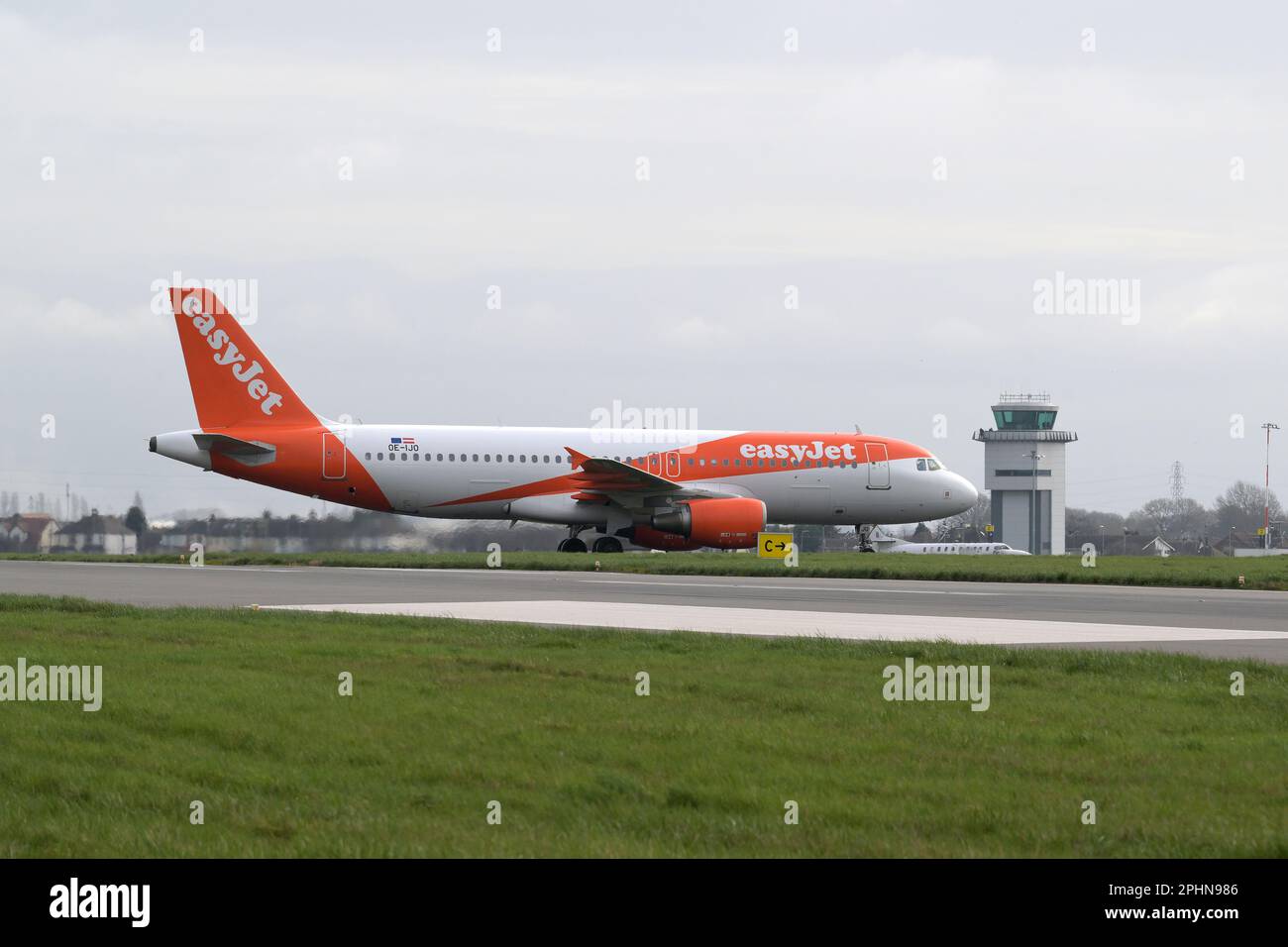 Southend auf Sea Essex, Großbritannien. 29. März 2023. Das erste easyJet-Flugzeug startete nach einer fast sechsmonatigen Pause von Southend. Die Fluggesellschaft kündigte ihre Basis am Flughafen Essex im August 2020, kehrte aber 2022 mit einer begrenzten Anzahl von Flügen bis Oktober 2022 zurück. Der Flug 09:20 nach Malaga beginnt eine neue Sommersaison mit Flügen nach Malaga Spanien, Faro Portugal, Palma de Mallorca Spanien und Amsterdam in den Niederlanden. Kredit: MARTIN DALTON/Alamy Live News Stockfoto