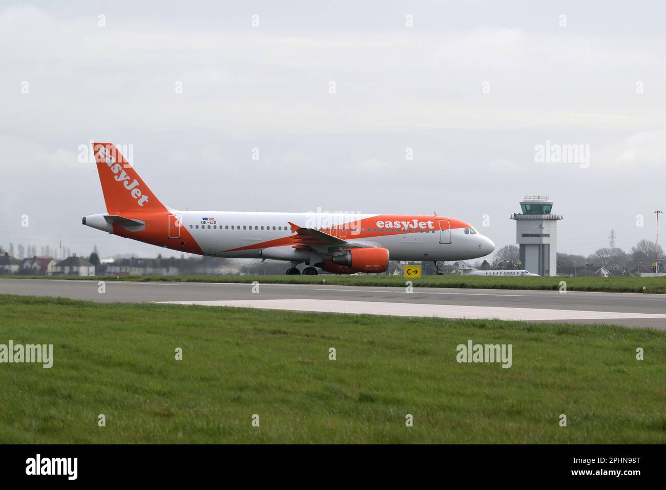 Southend auf Sea Essex, Großbritannien. 29. März 2023. Das erste easyJet-Flugzeug startete nach einer fast sechsmonatigen Pause von Southend. Die Fluggesellschaft kündigte ihre Basis am Flughafen Essex im August 2020, kehrte aber 2022 mit einer begrenzten Anzahl von Flügen bis Oktober 2022 zurück. Der Flug 09:20 nach Malaga beginnt eine neue Sommersaison mit Flügen nach Malaga Spanien, Faro Portugal, Palma de Mallorca Spanien und Amsterdam in den Niederlanden. Kredit: MARTIN DALTON/Alamy Live News Stockfoto
