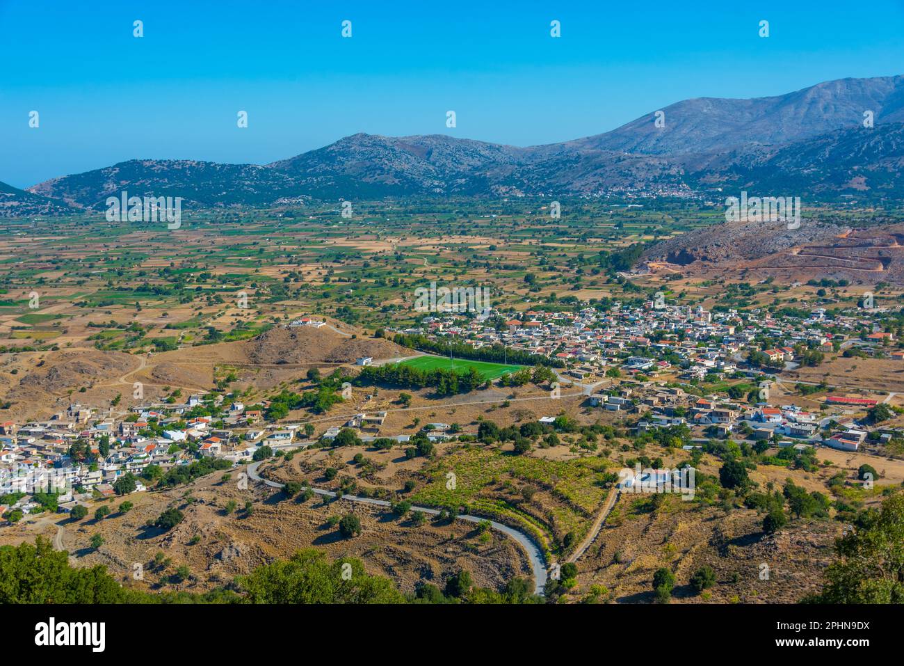 Luftaufnahme der Dörfer Agios Georgios und Avrakontes auf dem Lasithi-Plateau auf Kreta, Griechenland. Stockfoto